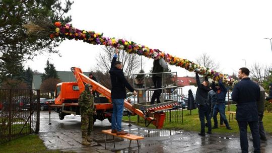 13-metrowa palma stanęła przed kościołem pw. Św. Kingi w Świdniku 13-metrowa palma stanęła przed kościołem pw. Św. Kingi w Świdniku