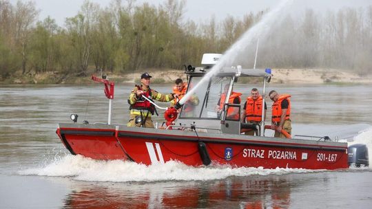 Śmigus-dyngus w Kazimierzu. Strażacy polewali na rynku i bulwarach wiślanych Śmigus-dyngus w Kazimierzu. Strażacy polewali na rynku i bulwarach wiślanych