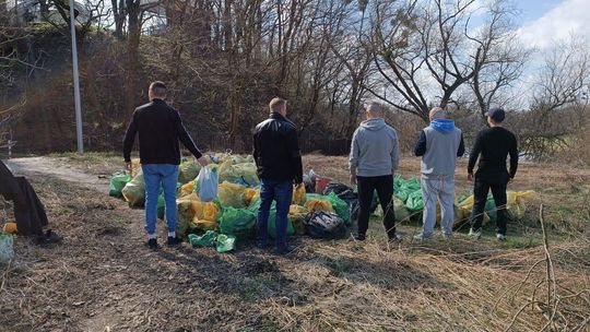 Skazani sprzątali brzegi Huczwy Skazani sprzątali brzegi Huczwy