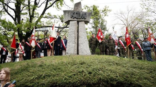 Uroczystości przed Pomnikiem Ofiar Katynia 