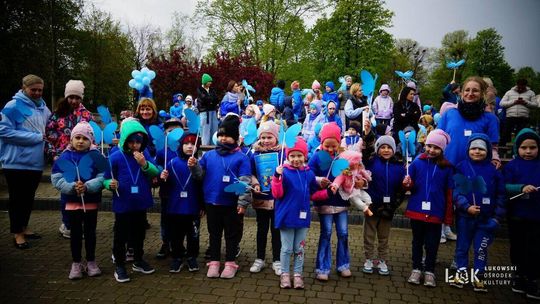 Zaświeć się na niebiesko dla autyzmu Zaświeć się na niebiesko dla autyzmu