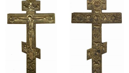 Bulla papieska i ikona w kształcie krzyża