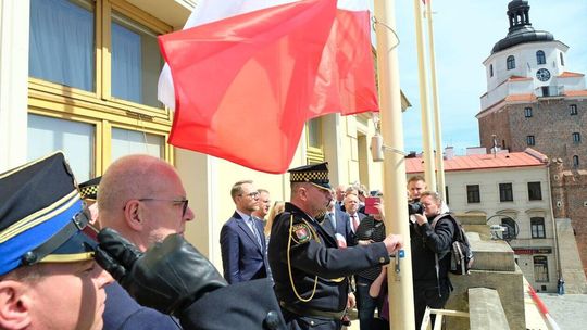 Dzień Flagi świętujemy również na balkonie ratusza Dzień Flagi świętujemy również na balkonie ratusza