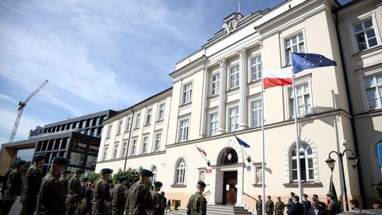 Święto flagi w Lubelskim Urzędzie Wojewódzkim Święto flagi w Lubelskim Urzędzie Wojewódzkim