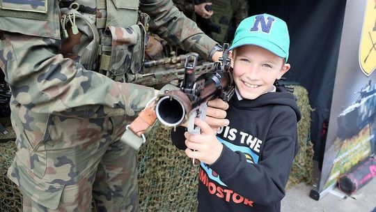 Piknik historyczno-wojskowy w Szkole Podstawowej nr 57 w Lublinie Piknik historyczno-wojskowy w Szkole Podstawowej nr 57 w Lublinie