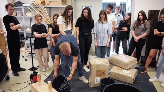 Studenci politechniki przy budowie ściany z konopnego betonu Studenci politechniki przy budowie ściany z konopnego betonu