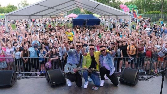 Rozśpiewane i roztańczone Bronowice. Playboys i Defis porwały publiczność do pysznej zabawy