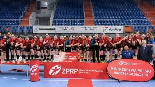 Dekoracja najlepszych zespołów i zawodniczek Mistrzostw Polski Juniorek Młodszych w piłce ręcznej