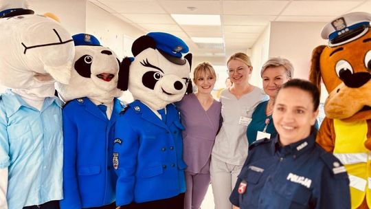 Policjanci z wizytą u małych pacjentów szpitala