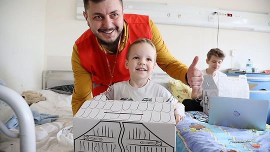 390 Pudełek Szczęścia dla chorych dzieci. Caritas Polska przekazała paczki na Dzień Dziecka