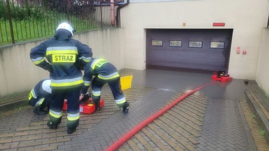Zalane parkingi na osiedlu Zamoyskiego, podtopienia w całym w Zamościu Zalane parkingi na osiedlu Zamoyskiego, podtopienia w całym w Zamościu