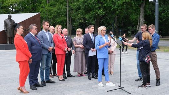 Na finiszu kampanii wyborczej do Parlamentu Europejskiego. Konferencja z udziałem kandydatów PiS Na finiszu kampanii wyborczej do Parlamentu Europejskiego. Konferencja z udziałem kandydatów PiS