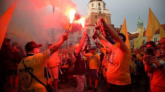 KIbice Orlen Oil Motoru Lublin pod ratuszem