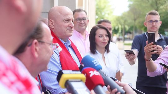 Konferencja prasowa przed siedzibą UMWL