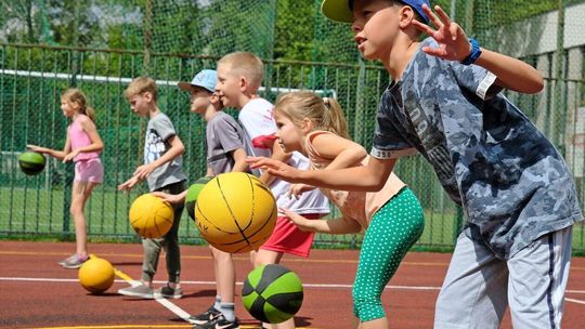 Wakacyjna Akademia Aktywnego Dziecka: trening koszykówki na boisku przy ul. Krasińskiego 7
