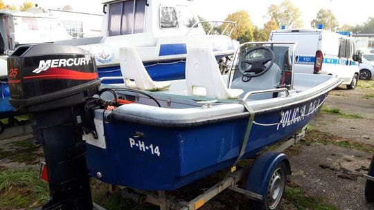 Policyjne motorówki oraz powojskowe pojazdy i sprzęt do kupienia w Lublinie Policyjne motorówki oraz powojskowe pojazdy i sprzęt do kupienia w Lublinie