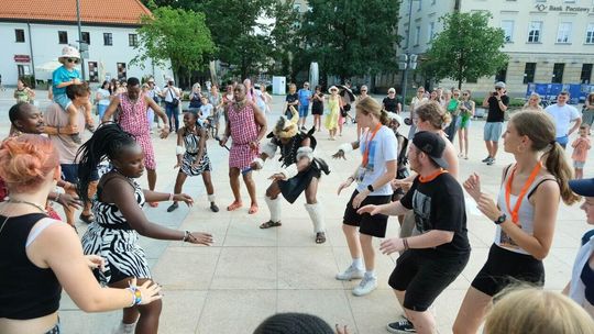 38. MSF: Nauka afrykańskich tańców ludowych na pl. Litewskim 38. MSF: Nauka afrykańskich tańców ludowych na pl. Litewskim