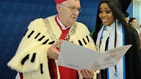 Rozdanie dyplomów absolwentom kierunku Pielęgniarstwo w języku angielskim w LA WSEI