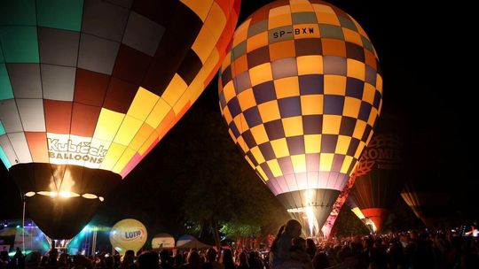 Nocny pokaz balonów w Nałęczowie 
