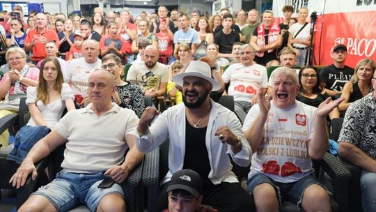 Sympatycy boksu w strefie kibica w KS Paco dopingując w finale Julię Szeremetę nie szczędzili gardeł