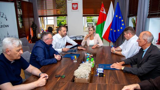 Podpisanie umów z parafiami na remonty zabytków Podpisanie umów z parafiami na remonty zabytków