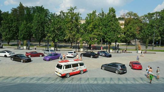 Pokaz tuningowanych samochodów na pl Teatralnym