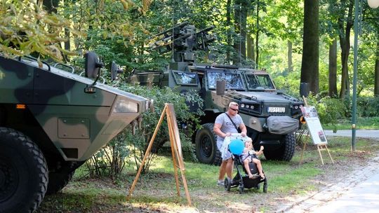 Pokaz sprzętu wojskowego na pikniku rodzinnym i koncert orkiestry wojskowej z Bytomia 