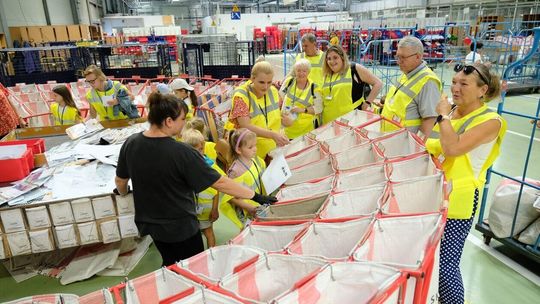 Zawodowcy w sortowni przesyłek Poczty Polskiej Zawodowcy w sortowni przesyłek Poczty Polskiej