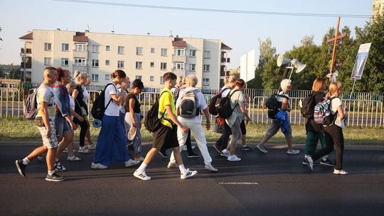 Pielgrzymi na pątniczym szlaku do Wąwolnicy