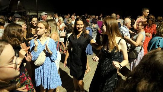 Zakończyli lato z przytupem! W skansenie odbyła się ostatnia potańcówka Zakończyli lato z przytupem! W skansenie odbyła się ostatnia potańcówka