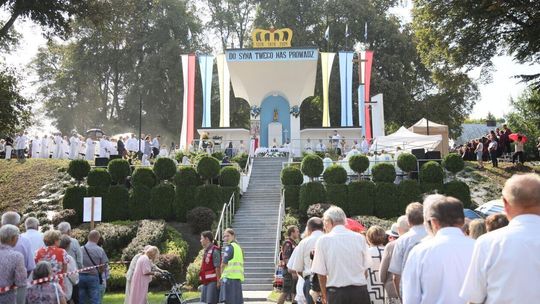 Tłumy wiernych w Wąwolnicy Tłumy wiernych w Wąwolnicy