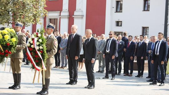 Złożenie kwiatów przed Pomnikiem Unii Lubelskiej przez prezydenta RP Andrzeja Dudy oraz Prezydenta R Złożenie kwiatów przed Pomnikiem Unii Lubelskiej przez prezydenta RP Andrzeja Dudy oraz Prezydenta R