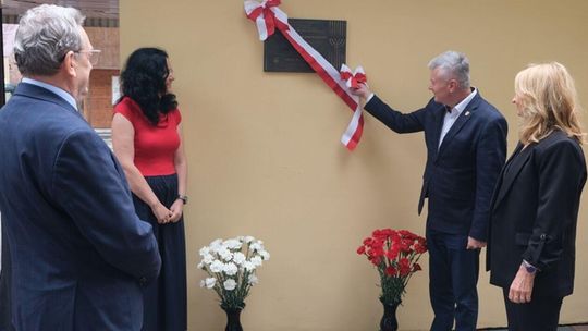 Odsłonięcie tablicy upamiętniającej Żydów z Sawina - obywateli polskich zamordowanych przez Niemców