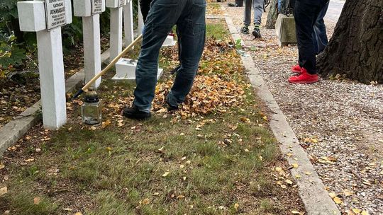 Przepis na integrację - bezdomni wolontariusze porządkują cmentarz