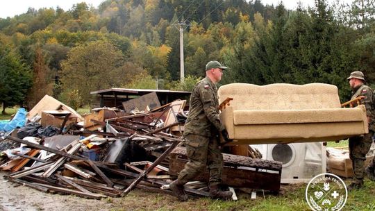 Lubelscy terytorialsi pomagają powodzianom   