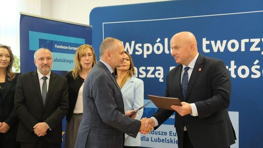  Wręczenie 16 umów o dofinansowanie kształcenia zawodowego
