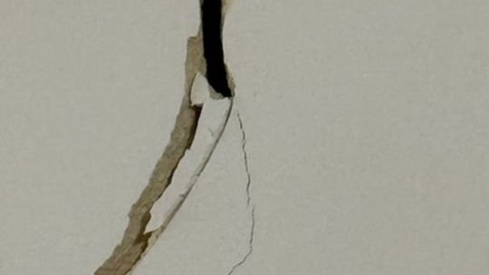 Pęknięcia ścian w mieszkaniu przy ul. Wędrownej w Lublinie