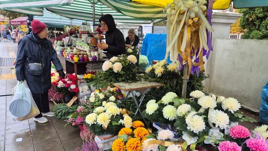 Przygotowania do Wszystkich Świętych na lubelskin cmentarzu przy ul. Lipowej Przygotowania do Wszystkich Świętych na lubelskin cmentarzu przy ul. Lipowej