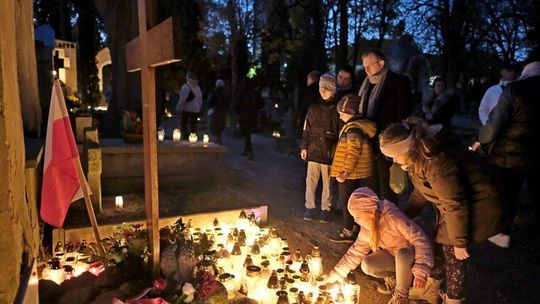 Wieczorny spacer po cmentarzu przy ul. Lipowej