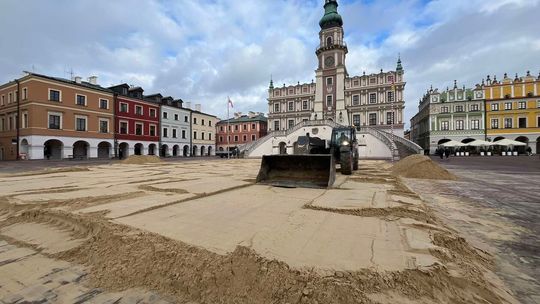 Montaż lodowiska na Rynku Wielkim w Zamościu Montaż lodowiska na Rynku Wielkim w Zamościu