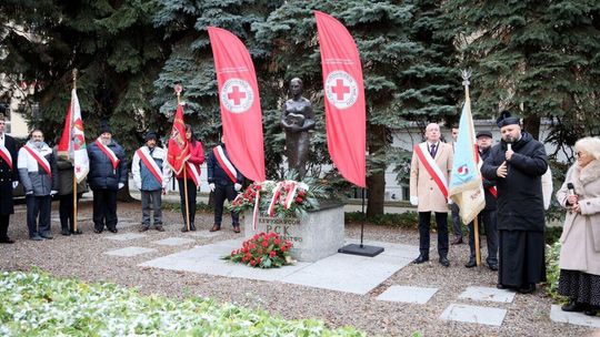 Uroczystości przed pomnikiem Honorowym Krwiodawcom PCK - Społeczeństwo Uroczystości przed pomnikiem Honorowym Krwiodawcom PCK - Społeczeństwo