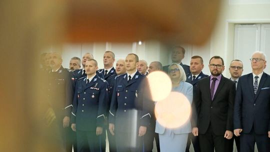 Wojewoda przełamał się opłatkiem z mundurowymi Wojewoda przełamał się opłatkiem z mundurowymi