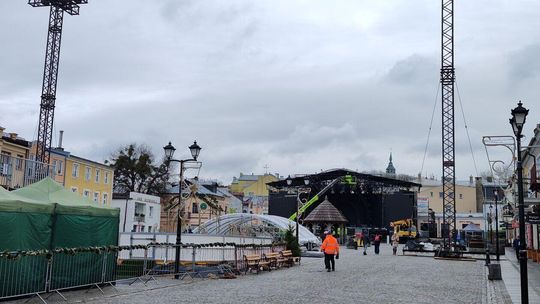 Budowa sceny na Sylwestra w Chełmie Budowa sceny na Sylwestra w Chełmie