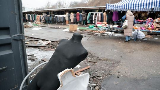 Ostatnie spojrzenie na targowisko przy starym dworcu PKS