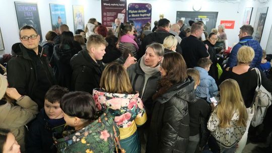 Tłum na pokazie przedpremierowym Kleksa 2 w kinie Bajka