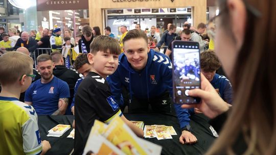 Piłkarze Motoru rozdawali autografy w galerii Olimp.