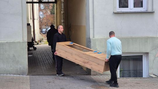 Wyprowadzka lokatorów z kamienicy przy ul. Farbiarskiej 2