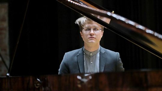 215. rocznicy urodzin F. Chopina w filharmonii. Utwory kompozytora wykonał Tomasz Ritter