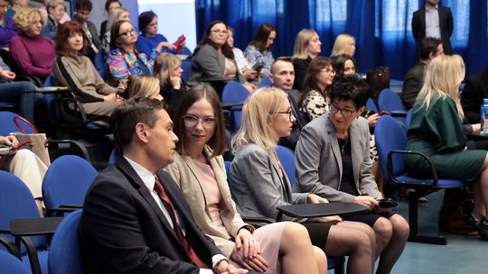 Konferencja dotycząca otyłości wśród dzieci w sali błękitnej Lubelskiego Urzędu Wojewódzkiego.