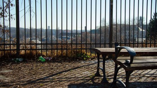 Plac Giedroycia odstrasza mieszkańców